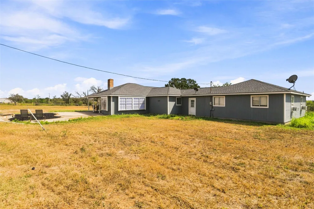 1871 Bridle Path Road Luling, TX 78648