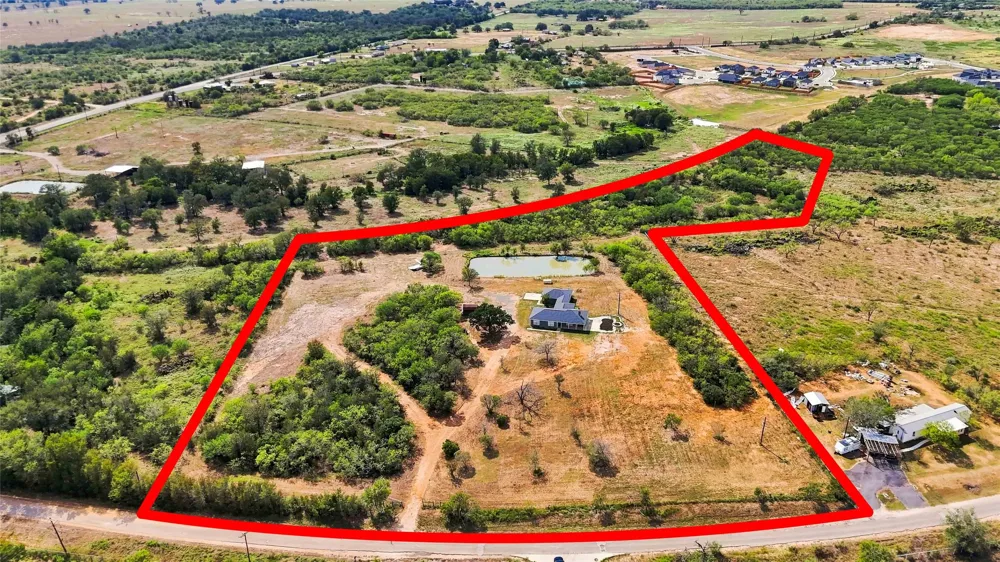 1871 Bridle Path Road Luling, TX 78648