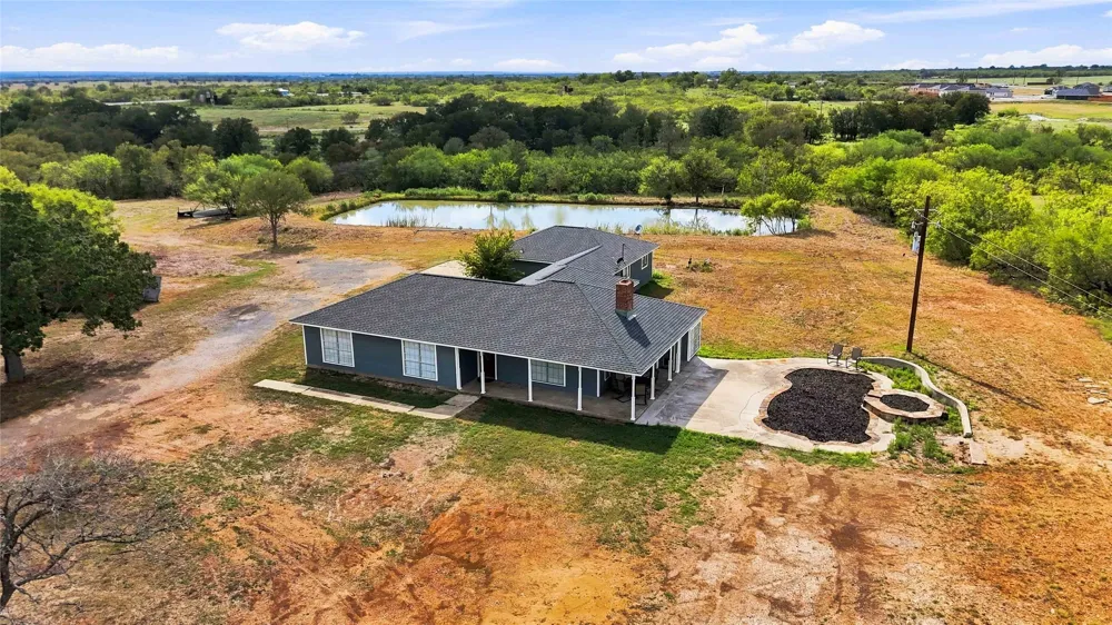 1871 Bridle Path Road Luling, TX 78648