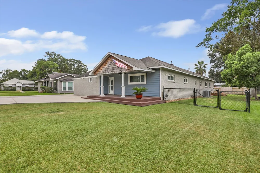 103 W Barrow Street Dayton, TX 77535
