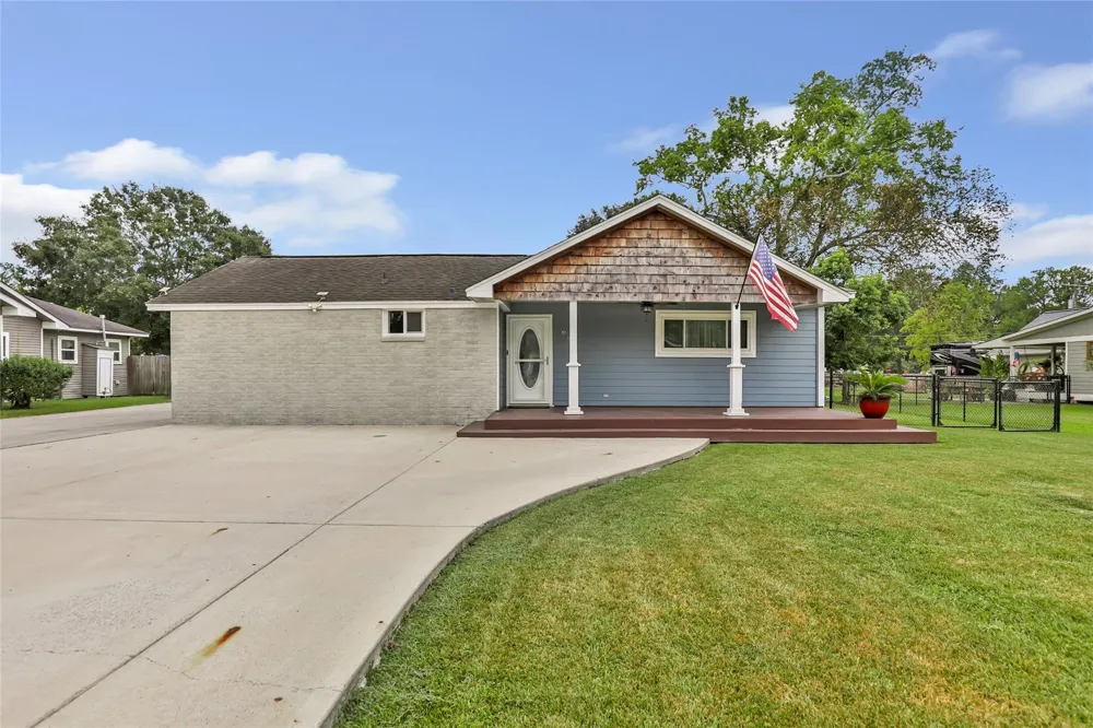 103 W Barrow Street Dayton, TX 77535