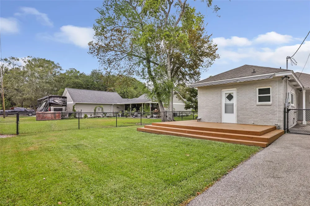 103 W Barrow Street Dayton, TX 77535