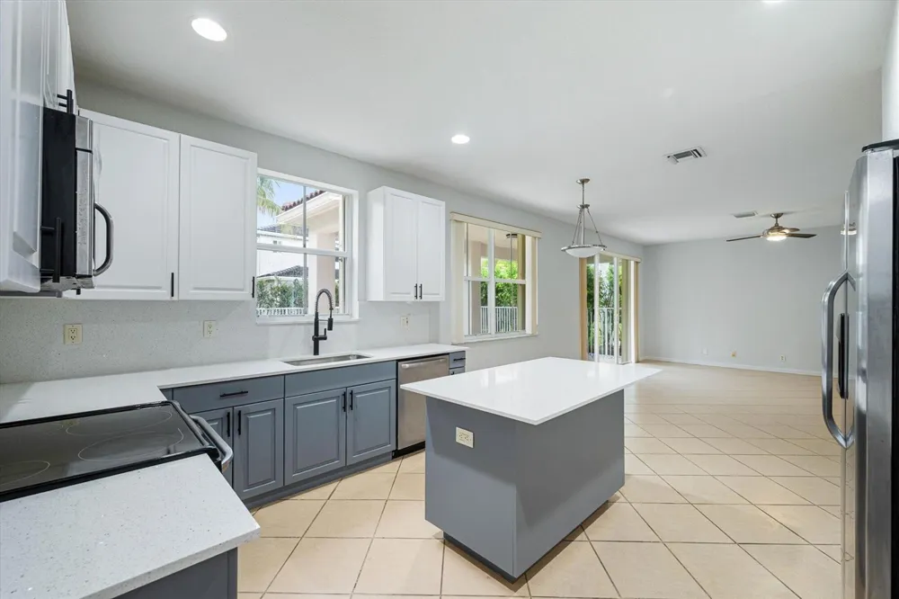 890 HAWTHORN TERRACE Weston, FL 33327