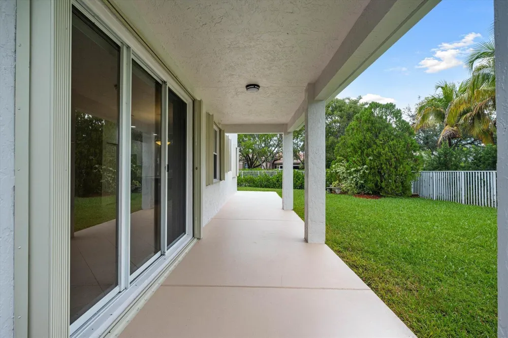 890 HAWTHORN TERRACE Weston, FL 33327