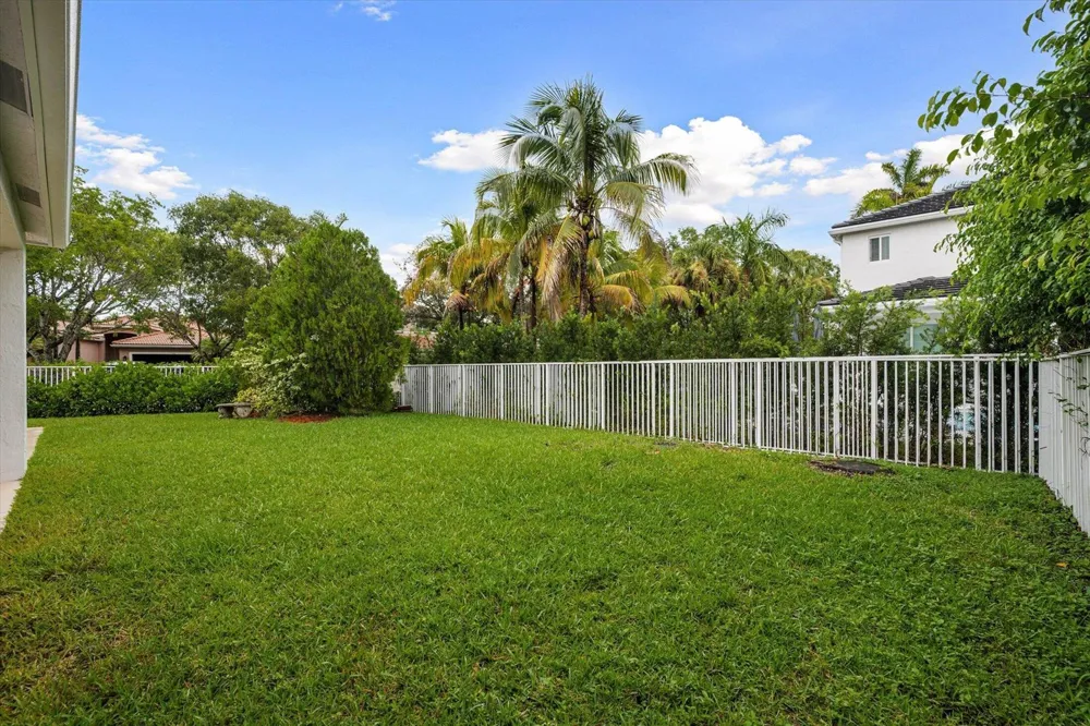 890 HAWTHORN TERRACE Weston, FL 33327