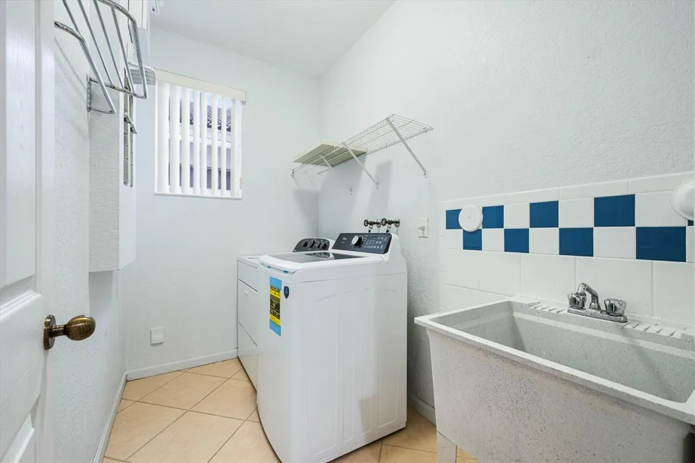 890 HAWTHORN TERRACE Weston, FL 33327