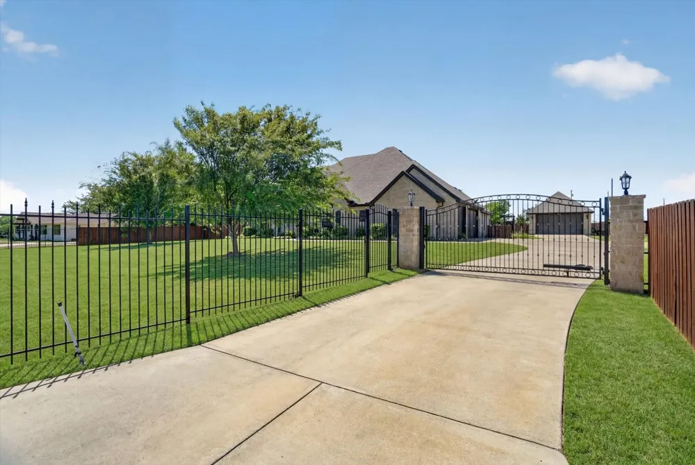 2000 Adams Lane S Azle, TX 76020