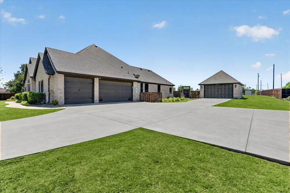 2000 Adams Lane S Azle, TX 76020