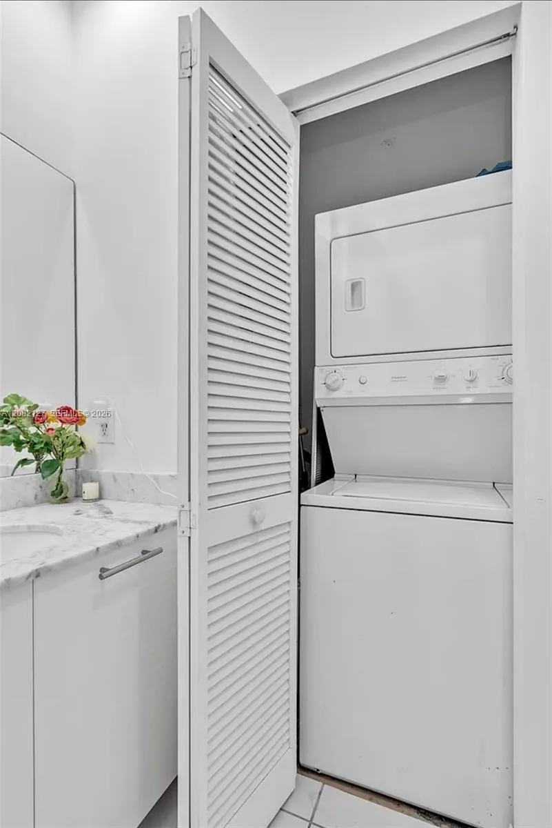 951 Brickell Ave #4111 Miami, FL 33131