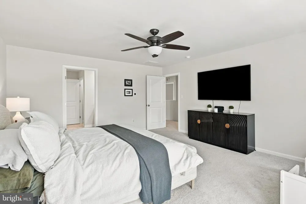318 KNOLLWOOD DRIVE Easton, PA 18040