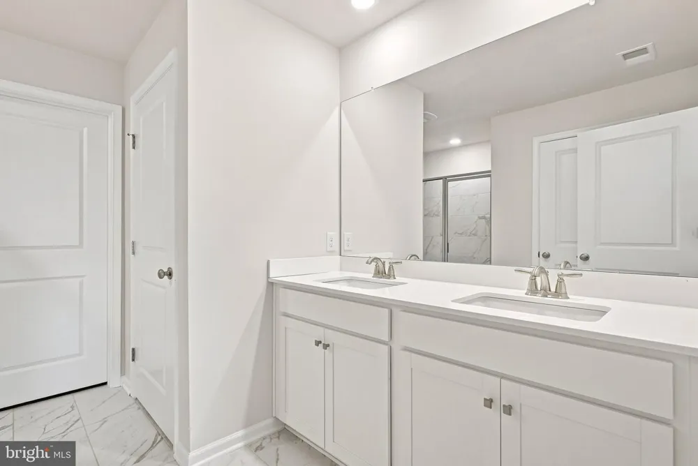 318 KNOLLWOOD DRIVE Easton, PA 18040