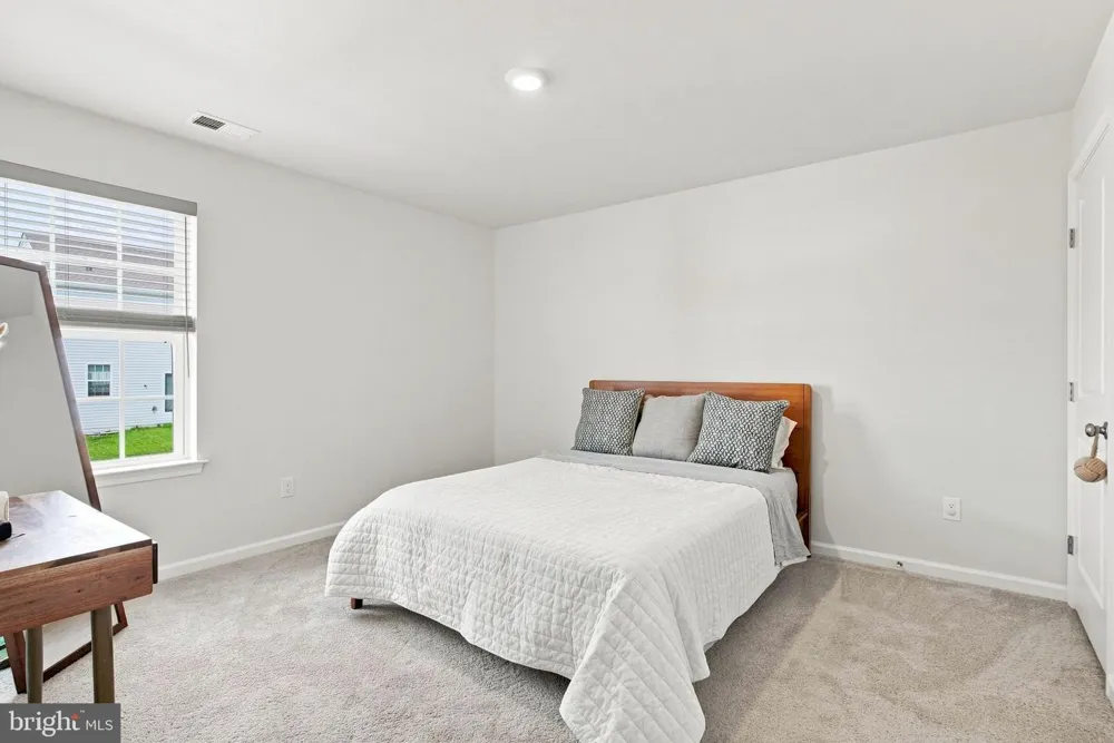318 KNOLLWOOD DRIVE Easton, PA 18040