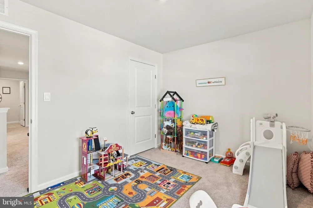 318 KNOLLWOOD DRIVE Easton, PA 18040