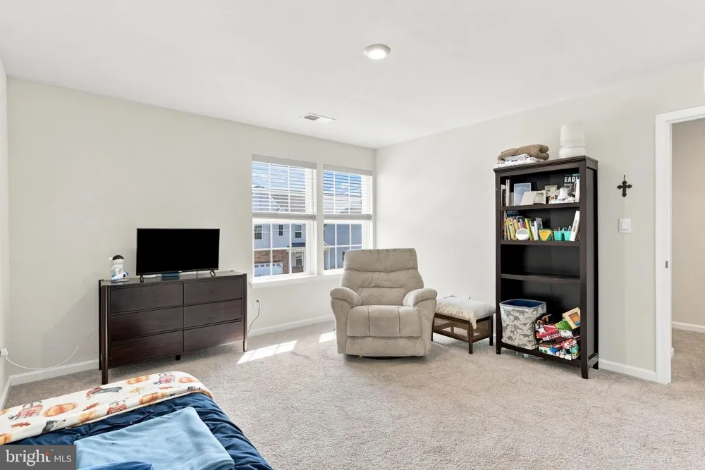 318 KNOLLWOOD DRIVE Easton, PA 18040