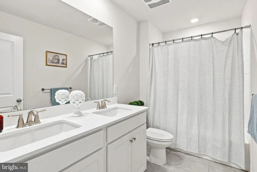 318 KNOLLWOOD DRIVE Easton, PA 18040