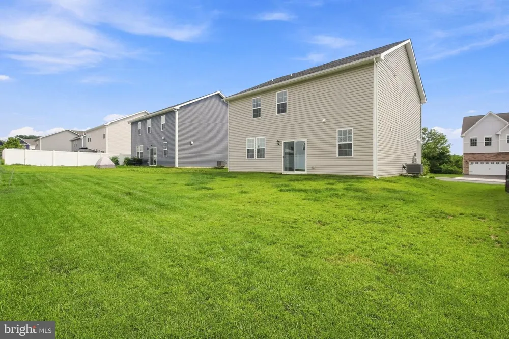 318 KNOLLWOOD DRIVE Easton, PA 18040