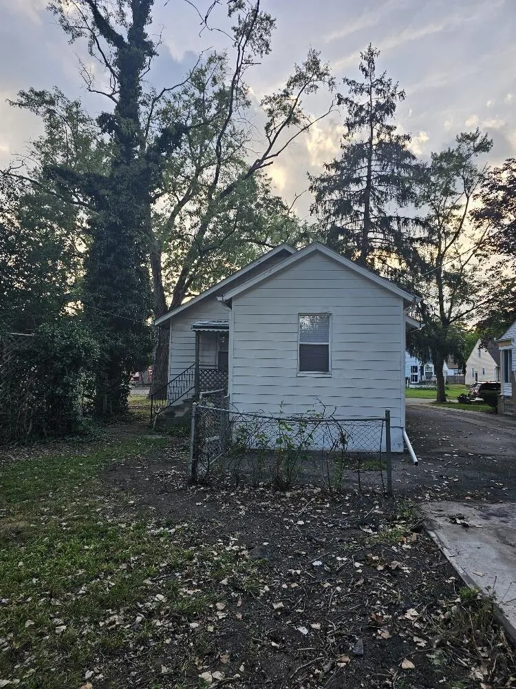 20426 Salem Detroit City, MI 48219