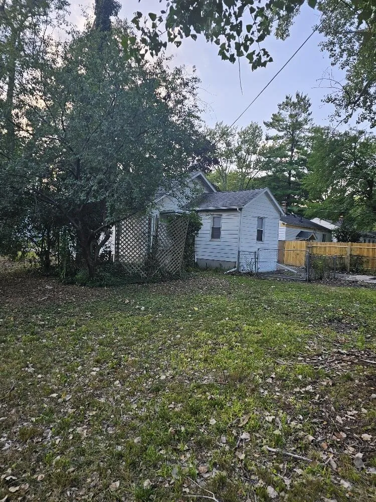 20426 Salem Detroit City, MI 48219