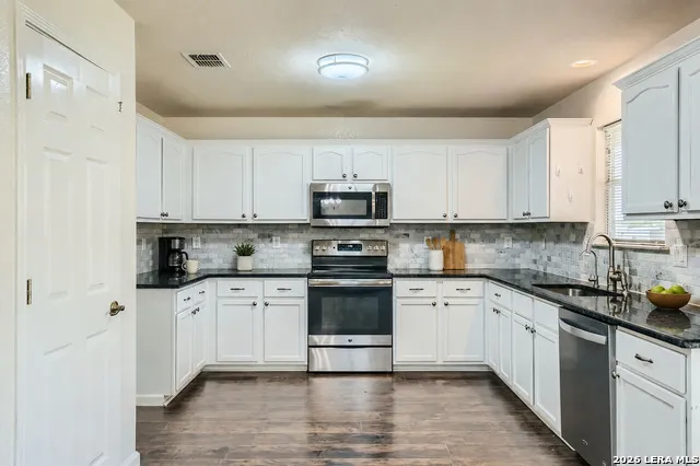 8919 Walnut Springs Universal City, TX 78148
