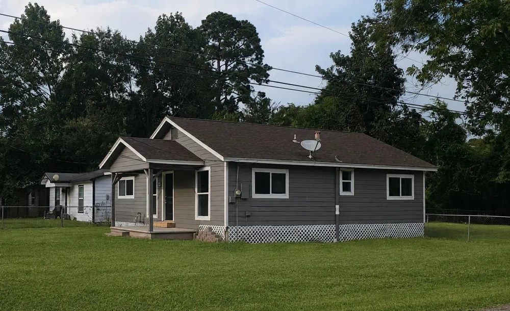 713 S Fenner Avenue Cleveland, TX 77327