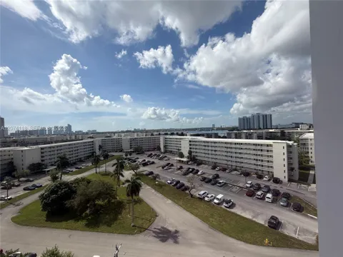 18011 Biscayne Blvd #905