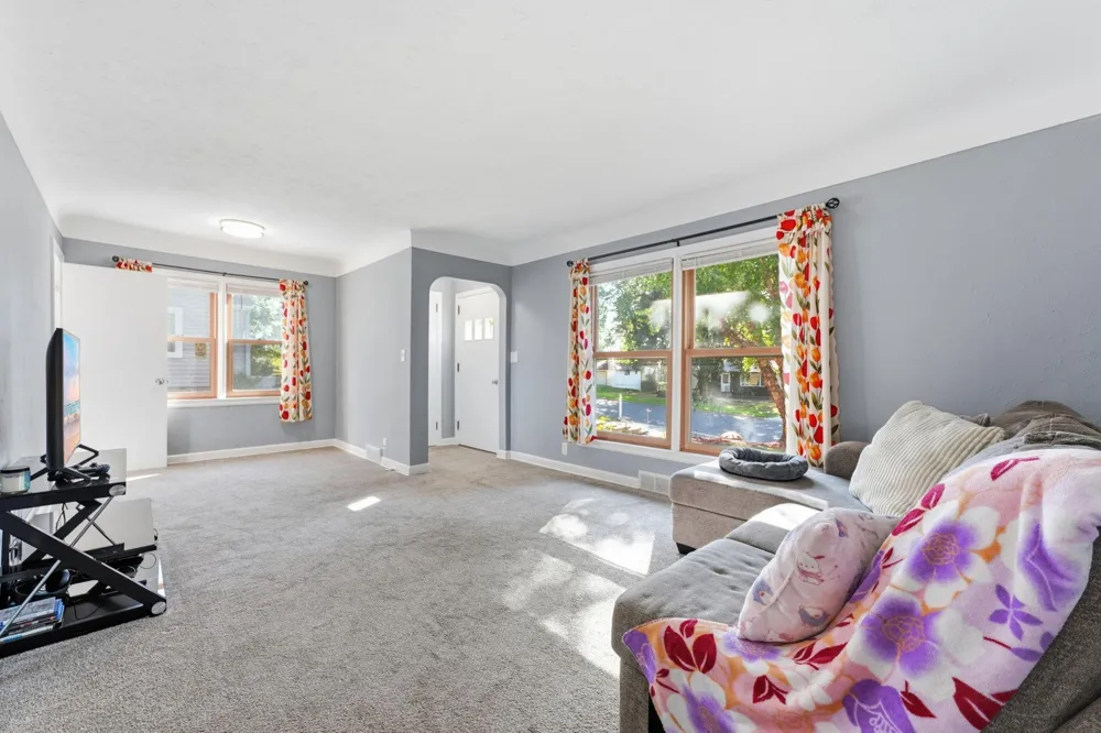1796 Kennard Street Maplewood, MN 55109