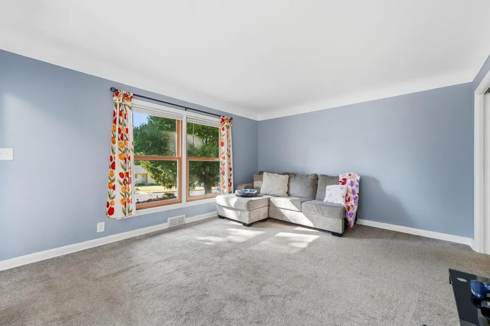 1796 Kennard Street Maplewood, MN 55109