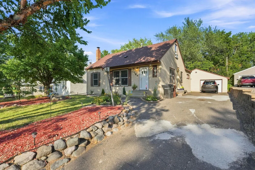 1796 Kennard Street Maplewood, MN 55109