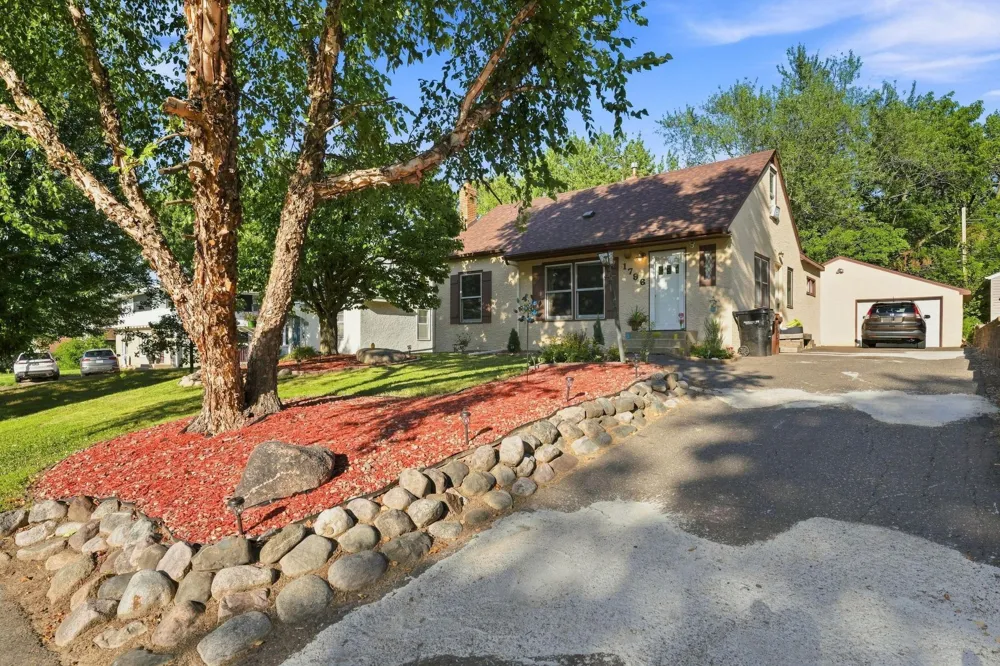 1796 Kennard Street Maplewood, MN 55109