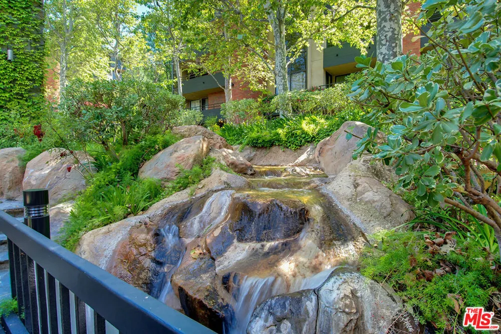 4784 Park Encino Lane #103 Encino, CA 91436