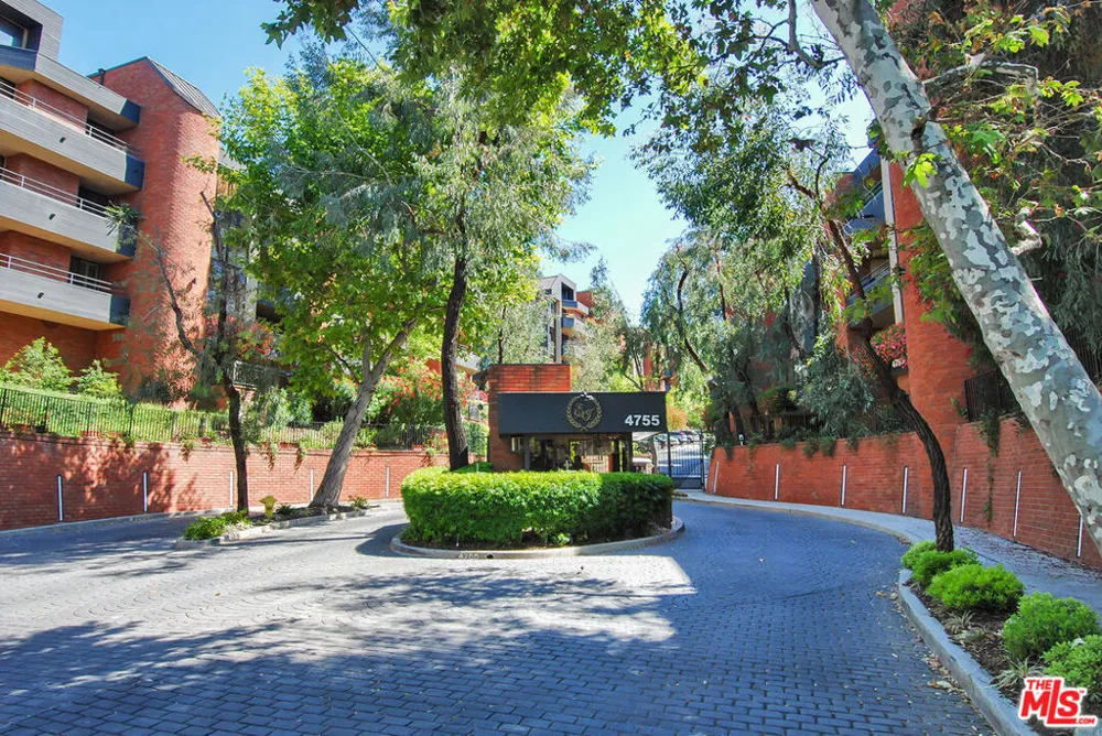 4784 Park Encino Lane #103 Encino, CA 91436
