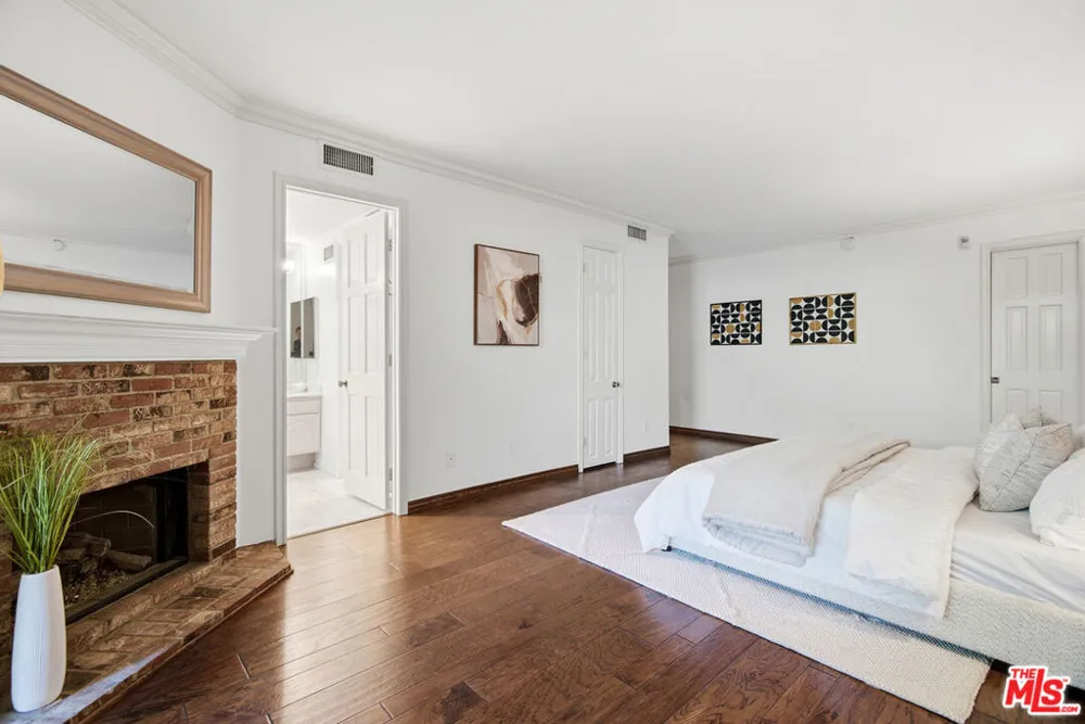 4784 Park Encino Lane #103 Encino, CA 91436