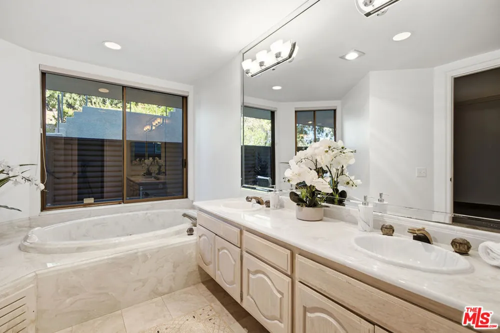 4784 Park Encino Lane #103 Encino, CA 91436