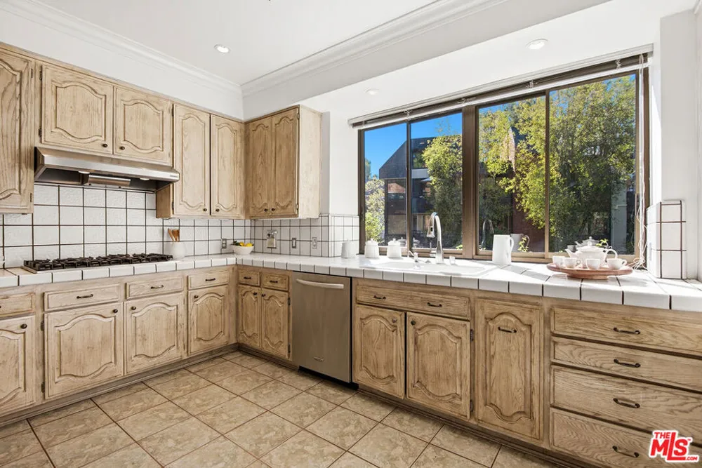 4784 Park Encino Lane #103 Encino, CA 91436