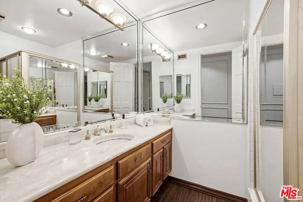 4784 Park Encino Lane #103 Encino, CA 91436