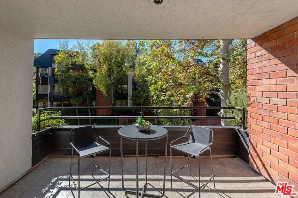 4784 Park Encino Lane #103 Encino, CA 91436