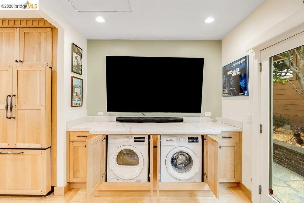 571 Athol Oakland, CA 94606