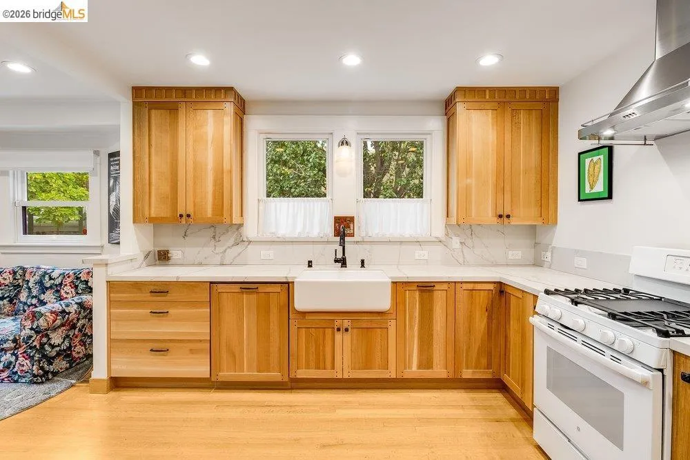571 Athol Oakland, CA 94606
