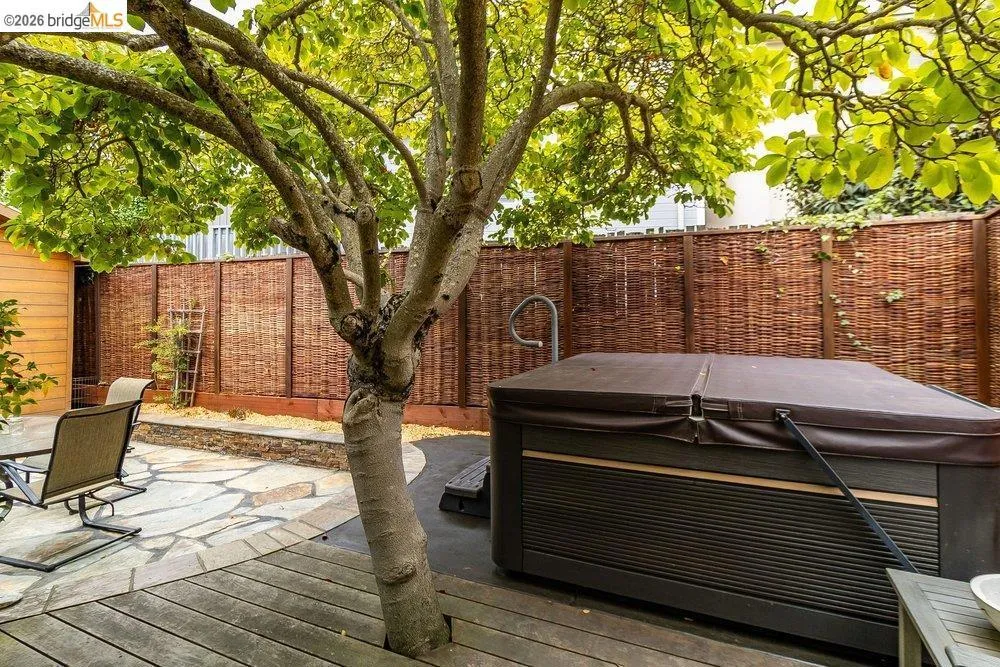 571 Athol Oakland, CA 94606