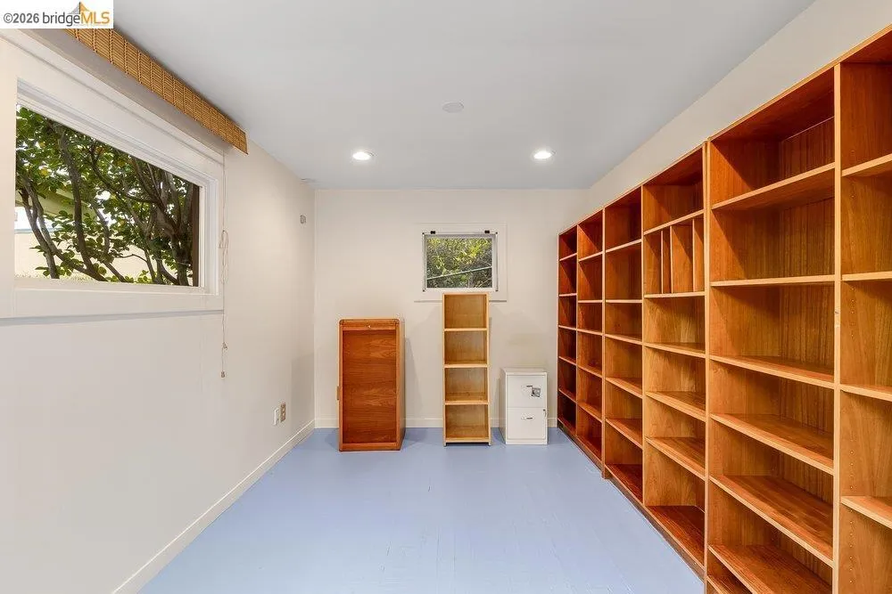 571 Athol Oakland, CA 94606