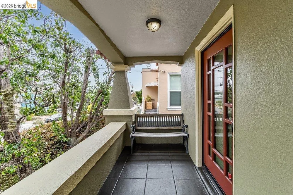 571 Athol Oakland, CA 94606