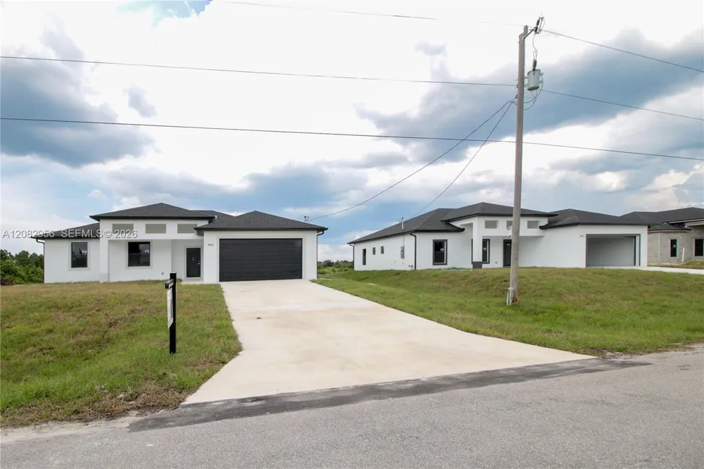 943 COMMODORE ST Lehigh Acres, FL 33974