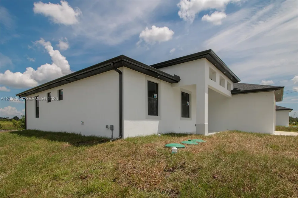 943 COMMODORE ST Lehigh Acres, FL 33974
