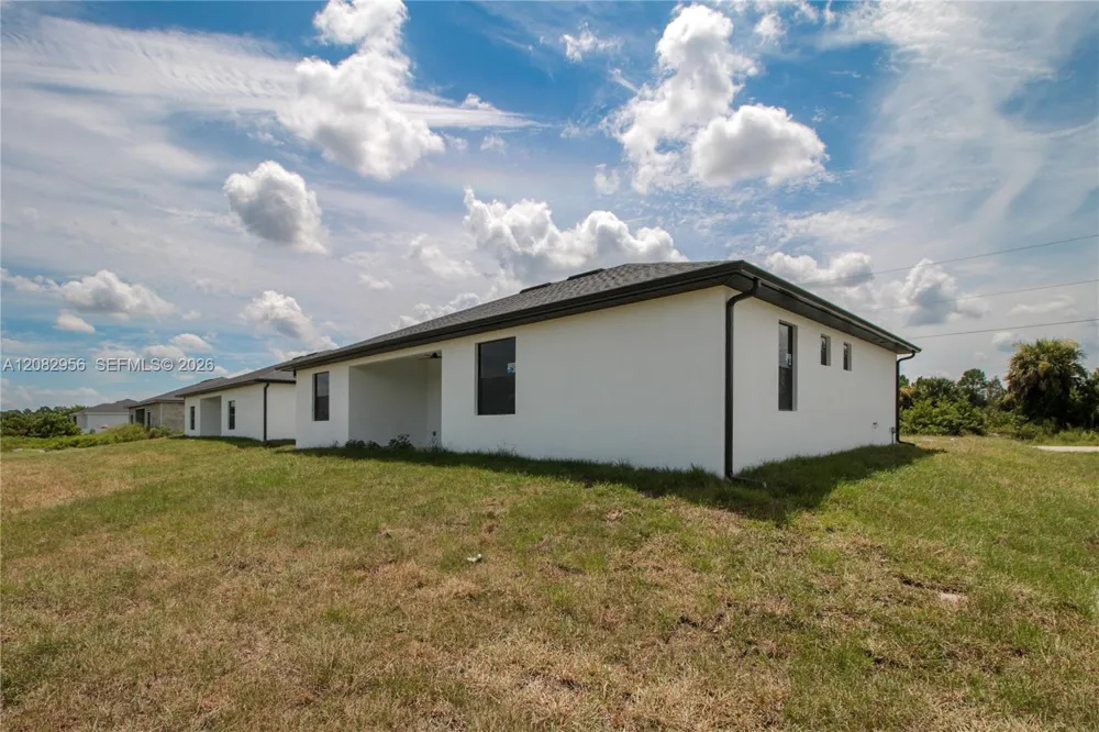 943 COMMODORE ST Lehigh Acres, FL 33974