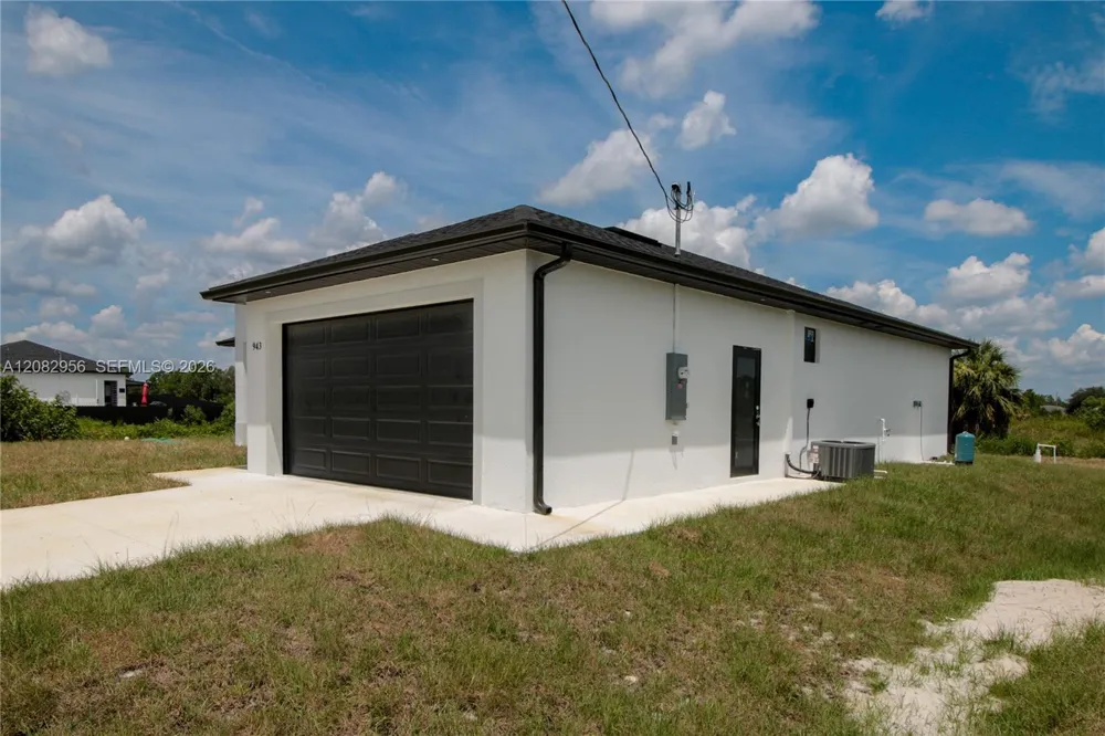 943 COMMODORE ST Lehigh Acres, FL 33974