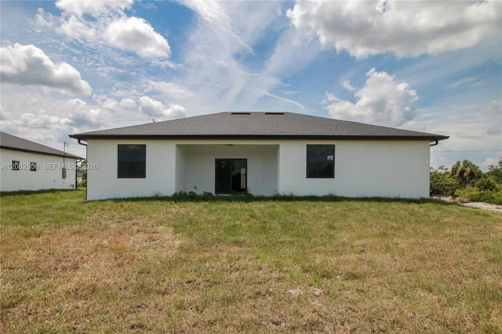 943 COMMODORE ST Lehigh Acres, FL 33974