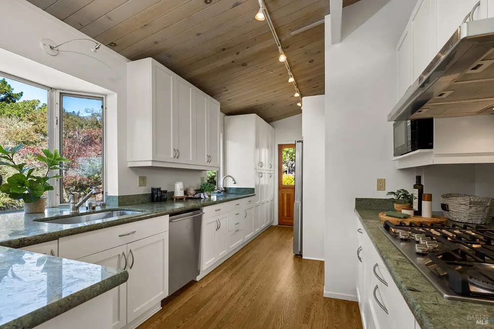 646 Ridgewood Avenue Mill Valley, CA 94941
