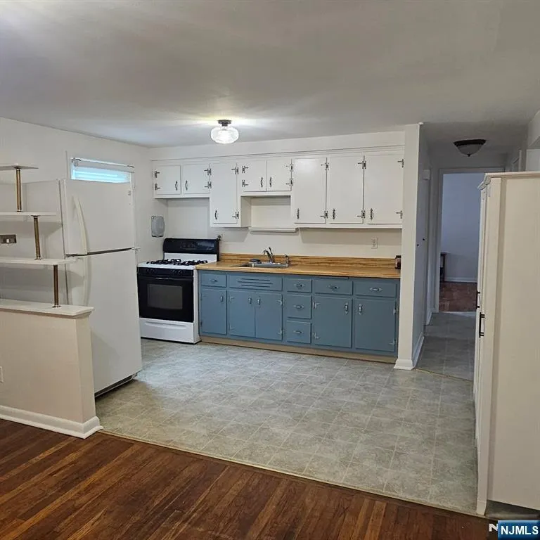19 Knoble Place 2nd Floor Hawthorne, NJ 07506