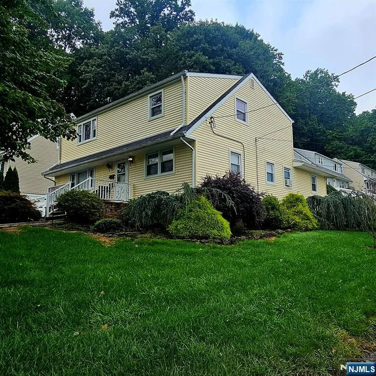 19 Knoble Place 2nd Floor Hawthorne, NJ 07506