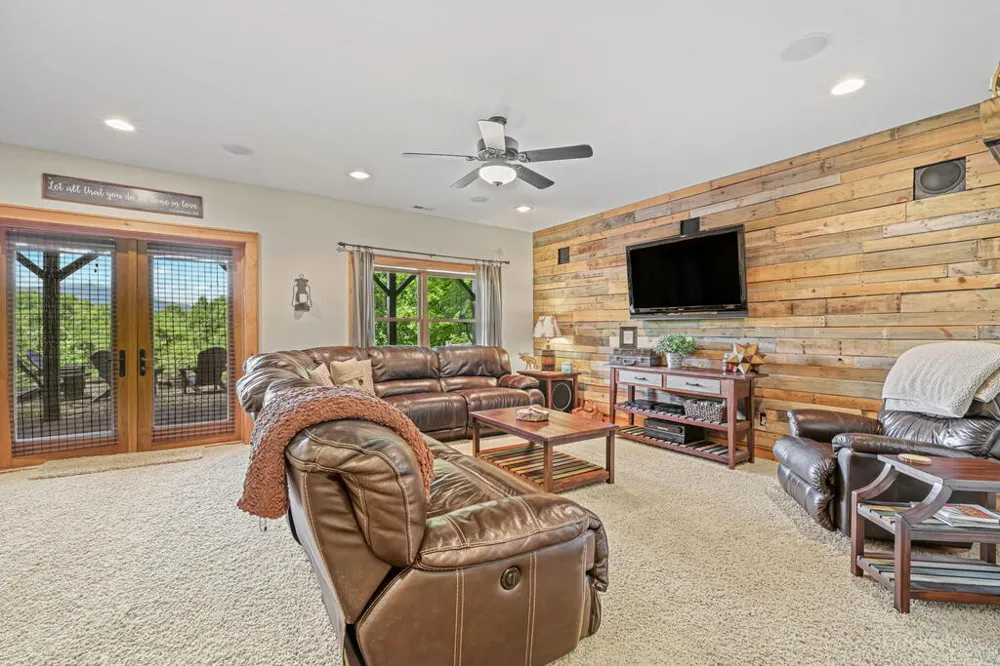 Canvas Back Ct Whittier, NC 28789